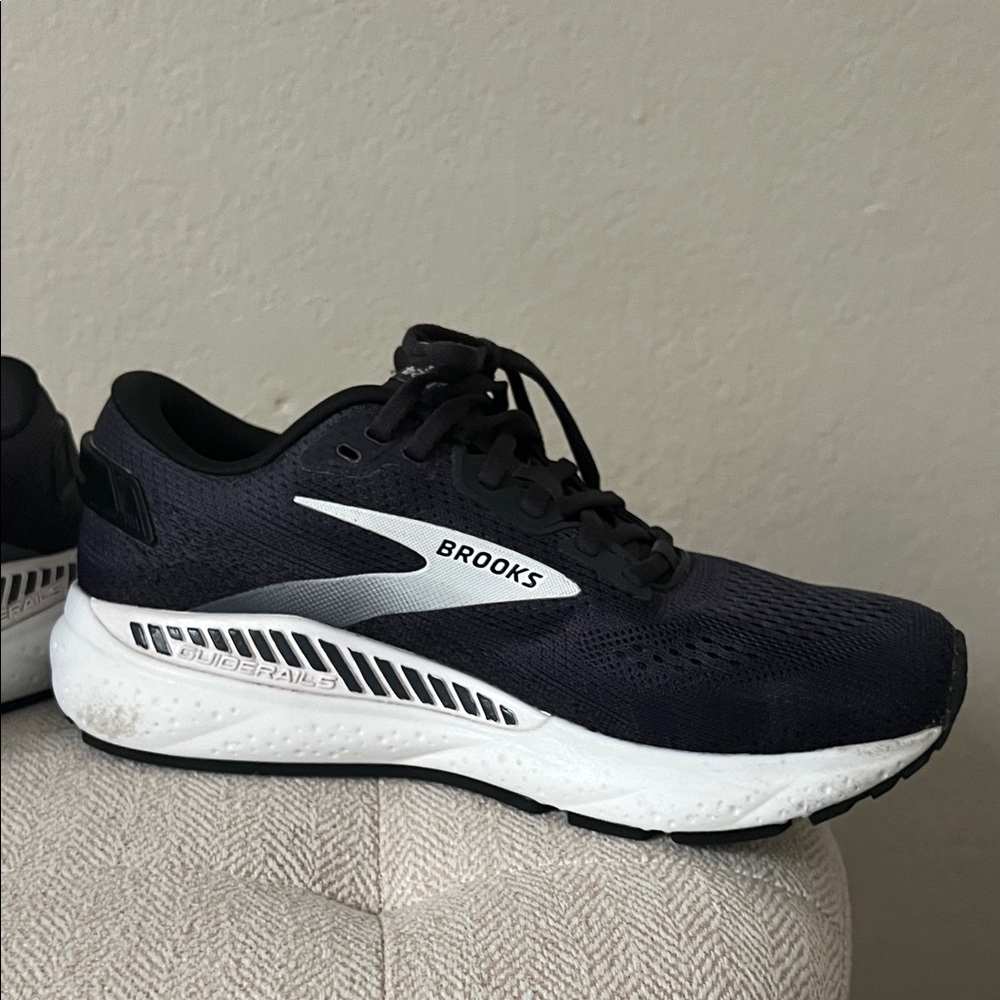 Brooks Ariel GTS 24 Black and White Running Shoes in Size 8 - Picture 10 of 15